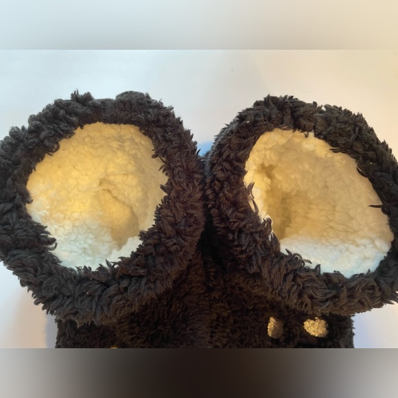 Walt Disney: Nightmare Before Christmas; Fuzzy Babba Slippers
Sm/med
5.5-7.5
NWT - Picture 2 of 9